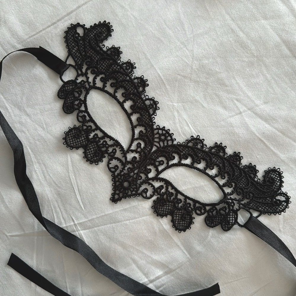 BLACK LACE MASK
